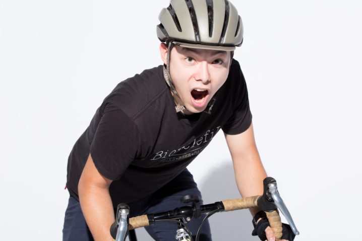 競輪をしている男性